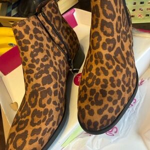 NWT Leopard Print Ankle Boots with heel size 7 / vintage brand new never worn
